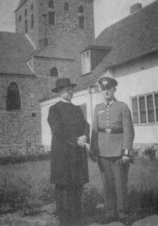 Juli 1941 Pfarrer Thomes und Bruder Thomes im Pfarrgarten zu Osnabrück-Voxtrup